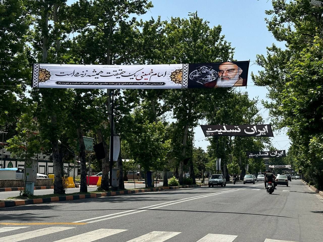سیاهپوش شدن شهر لاهیجان به مناسبت ایام ۱۴ و ۱۵ خرداد